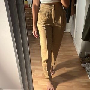 High waisted dressy pant. Size XS but fits like a S on me.